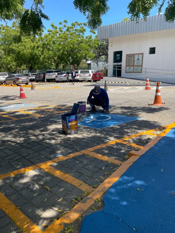 Pintura de estacionamento.