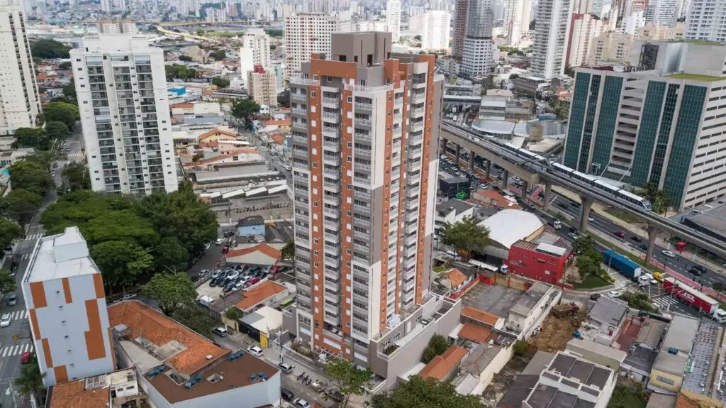 Obra: Edifício Residencial - Vila Prudente, SP Cliente: Construtora (Factus) Tipo de projeto: Instalação elétrica completa em prédio residencial de alto padrão Andares: 20+ pavimentos Serviços executados pela JFR: Infraestrutura elétrica completa: medição, alimentação e distribuição Montagem de quadros de distribuição em todos os andares Instalação de eletrodutos, tomadas, interruptores e luminárias Sistemas de aterramento e proteção contra surtos elétricos Instalações das áreas comuns (hall, garagem, escadas, elevadores) Adequação às normas NBR 5410 e exigências da concessionária Execução dentro dos prazos com equipe dedicada em campo Resultado: Obra entregue com excelência técnica, segurança e qualidade, contribuindo para mais um empreendimento de sucesso na cidade de São Paulo.
